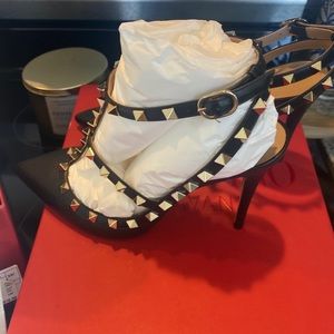 ✨MAKE ME AN OFFER✨ BRAND NEW never worn VALENTINO ROCK STUD collection heels